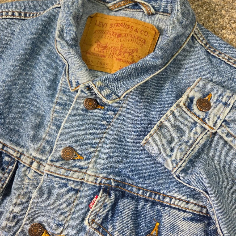 Vintage Levis 70598 4849 Denim Trucker Jacket Light Wash Mens Medium Made in USA